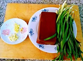 准备原材料韭菜、鸭血、蒜、姜
