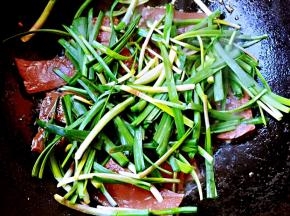 放入韭菜段同时放入盐和味精开始翻炒均匀入味即可出锅