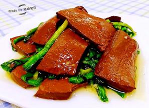 鸭血入口脆爽鲜嫩混搭着韭菜香浓完美无比