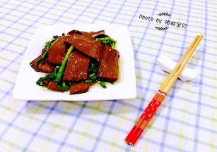 鲜嫩可口的韭菜炒鸭血装入盘中