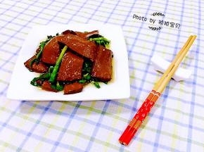 鲜嫩可口的韭菜炒鸭血装入盘中