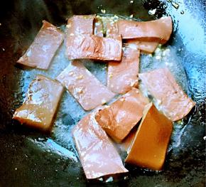 放入鸭血再放入糖翻炒均匀