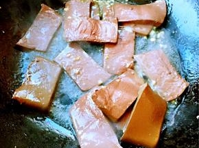 放入鸭血再放入糖翻炒均匀