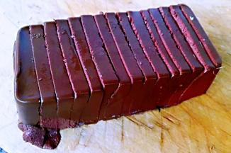 鸭血切成块状在清水中浸泡一会儿