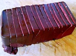 鸭血切成块状在清水中浸泡一会儿