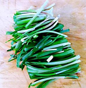 韭菜洗净切成段