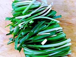 韭菜洗净切成段