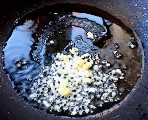锅中倒入底油加热放入蒜、姜粒爆香