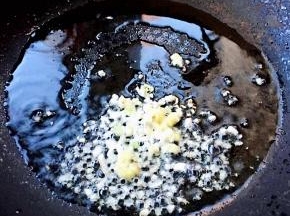 锅中倒入底油加热放入蒜、姜粒爆香
