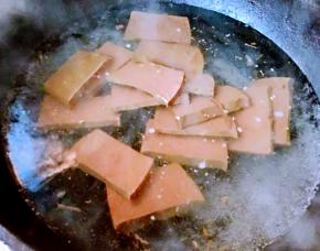 锅中烧开水放入鸭血焯水煮熟