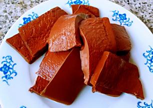 煮好的鸭血立即放入冷水中过凉沥干水份