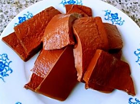 煮好的鸭血立即放入冷水中过凉沥干水份