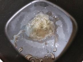 锅里放入植物油