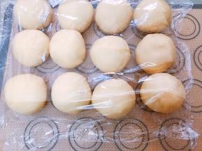 依次全部做好后，盖上保鲜膜二次醒发20分钟