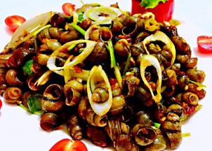 香辣田螺装入盘中