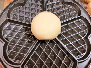 华夫饼模具提前预热，放入一份面团盖上盖子