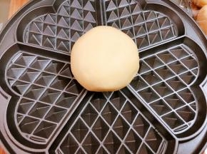 华夫饼模具提前预热，放入一份面团盖上盖子