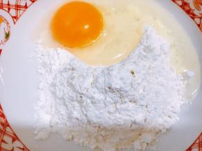 面粉里打入一个鸡蛋搅拌均匀