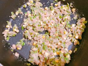 加入杂菜肉馅翻炒两分钟