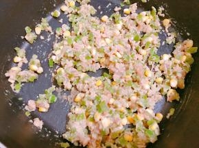 加入杂菜肉馅翻炒两分钟
