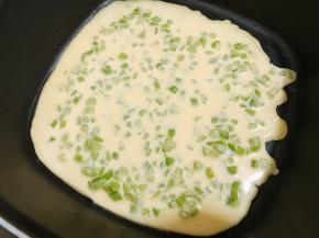 倒入面糊轻轻晃平，中小火煎至底部凝固