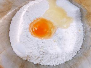 加入鸡蛋，白糖，盐和酵母