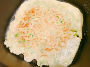 再翻面煎一分钟即可，取出切块装盘