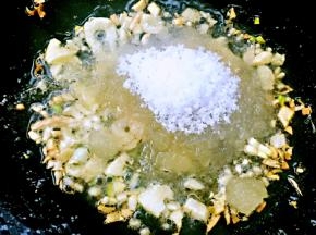 锅中倒入底油加热放入葱姜蒜爆香再放入糖