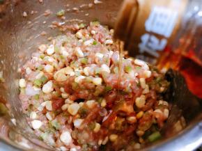 加入芝麻油提香杂菜肉馅完成