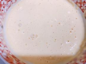 加入适量的清水调成稀糊状