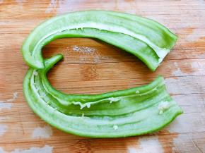 青椒一个洗净去蒂去籽