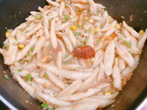 能吃辣的朋友加入红油辣椒，翻炒至汤汁收至浓稠即可出锅