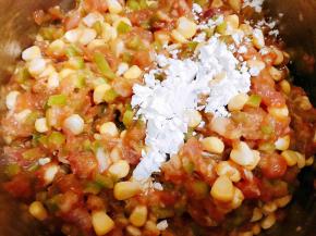 肉馅加入盐，淀粉，葱姜蒜末，蚝油，生抽，玉米粒，青椒粒搅拌均匀