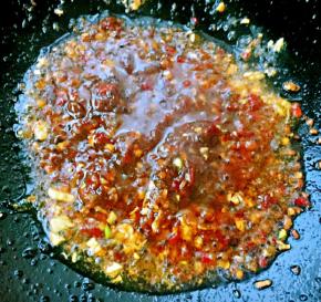 放入郫县豆瓣酱、蚝油、料酒炒匀