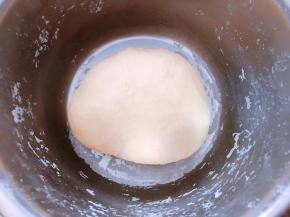 揉成光滑的面团后盖上保鲜膜醒发35分钟