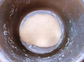 揉成光滑的面团后盖上保鲜膜醒发35分钟