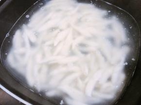 锅里烧一锅水，水微沸后转最小火，把面团取出用剪刀剪成均匀的小条