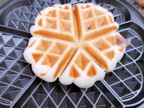 烘烤大约3到4分钟两面金黄即可