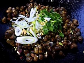 最后撒上葱花、香菜、蒜粒提鲜即可出锅享用