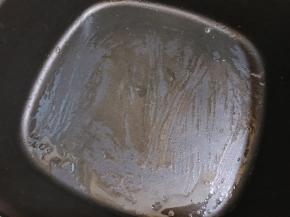 平底锅里刷一层薄薄的油