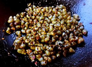 放入盐和味精调味均匀