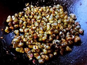 放入盐和味精调味均匀