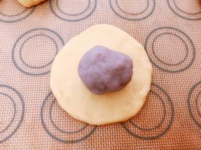 取一份面团压扁包入一份芋泥馅