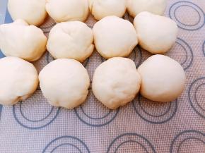 醒发好的面团分为12份