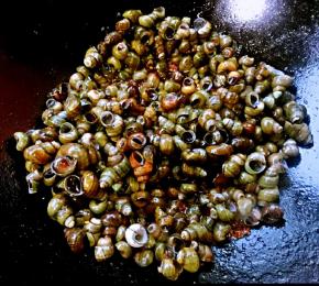 放入田螺大火快速翻炒