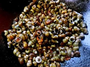 放入田螺大火快速翻炒