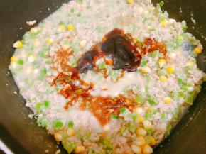 加入清水，蚝油和少许老抽和盐翻炒均匀