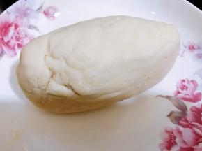 揉成面团后盖上保鲜膜醒发20分钟