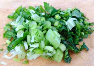 葱和香菜洗净切成粒状