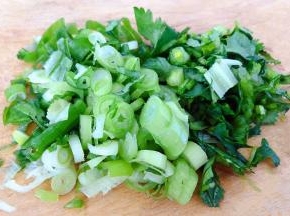 葱和香菜洗净切成粒状